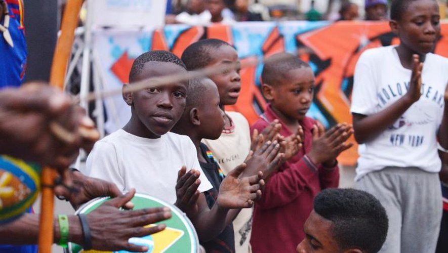 Des enfants des rues de Kinshasa assistent le 24 août 2013 à un spectacle de capoeira, un art martial brésilien, dans la capitale congolaise