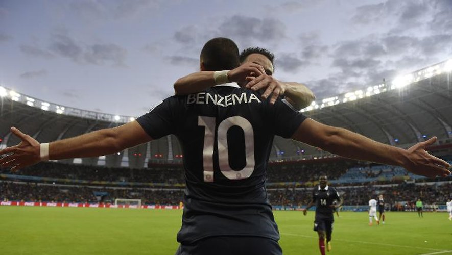 L'attaquant des Bleus Karim Benzema félicité par son coéquipier Mathieu Valbuena après l'un de ses buts contre le Honduras, le 15 juin 2014 à Porto Alegre