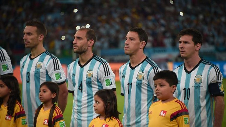 Les Argentins lors de l'hymne avant leur match contre la Bosnie, le 15 juin 2014 au Maracana à Rio