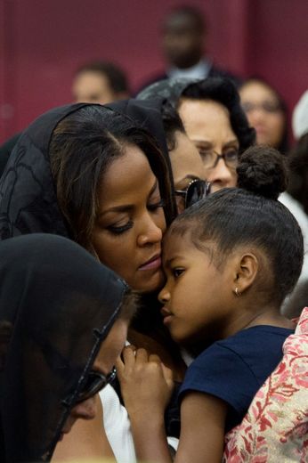 Laila Ali (c), fille de Mohamed Ali, assiste aux obsèques religieuses de son père Mohamed Ali, le 9 juin 2016 à Louisville aux Etats-Unis