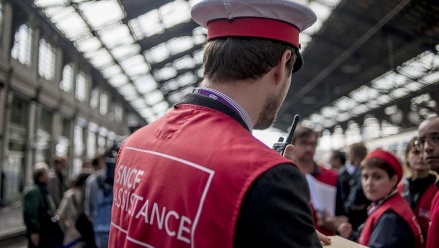 Des "gilets rouges" renseignent les voyageurs le 15 juin 2014 gare de Lyon à Paris