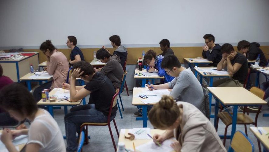 Des candidats passent l'épreuve de philosophie du baccalauréat le 17 juin 2013 au lycée Arago à Paris