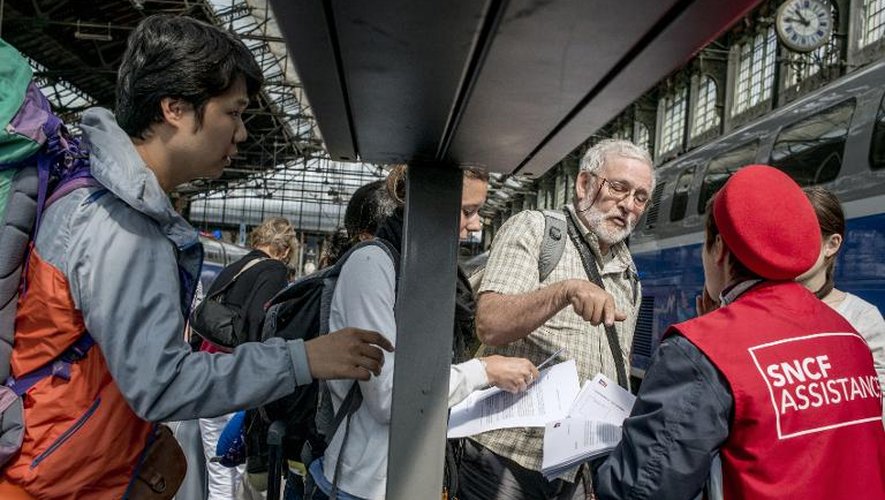 Des "gilets rouges" renseignent des voyageurs le 15 juin 2014 gare de Lyon à Paris
