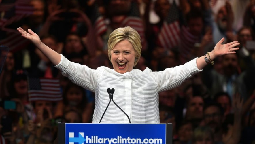 La candidate démocrate à la primaire américaine Hillary Clinton salue la foule à New York le 7 juin 2016