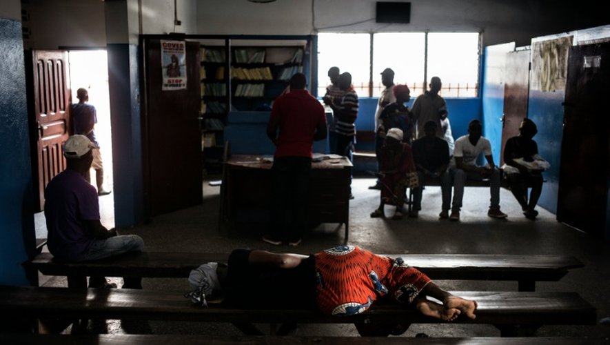 Une femme patiente pour une consultation dans un dispensaire de Monrovia le 29 avril 2016