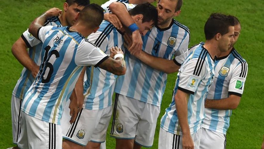 Lionel Messi (C) au milieu des joueurs argentins lors du match Argentine Bosnie le 15 juin 2014 au stade Maracana à Rio de Janeiro