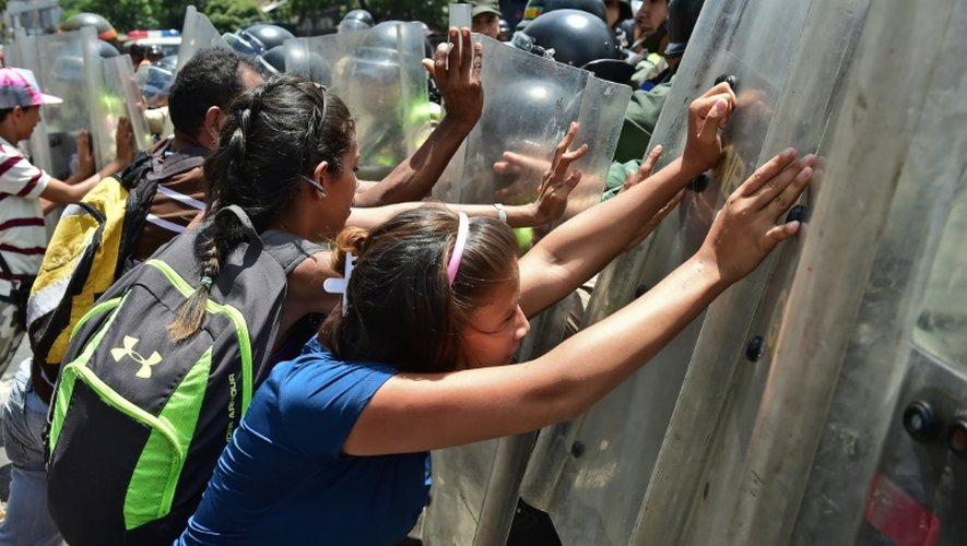 La police vénézuélienne repousse des manifestants contre les pénuries à Caracas le 8 juin 2016
