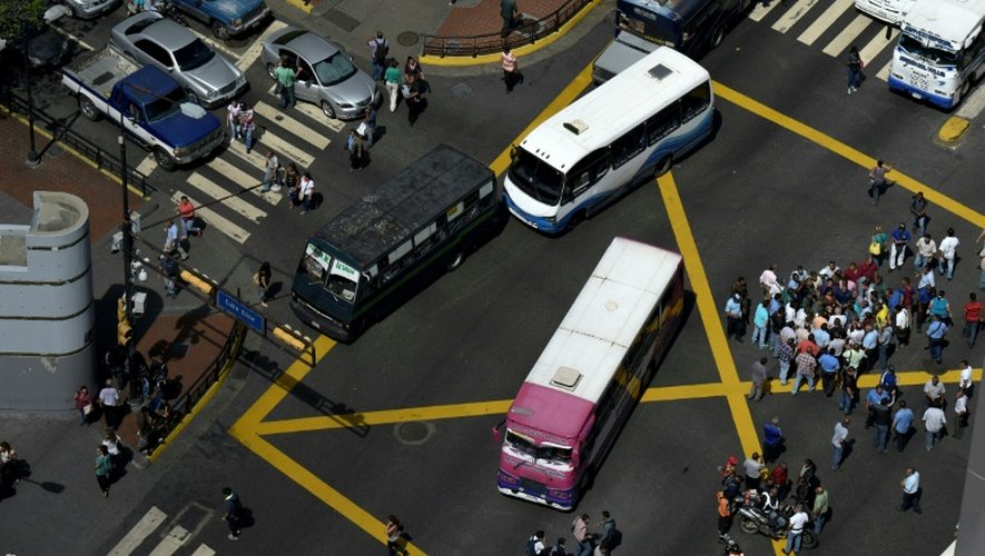Des employés des transports de Caracas en grève le 8 juin 2016