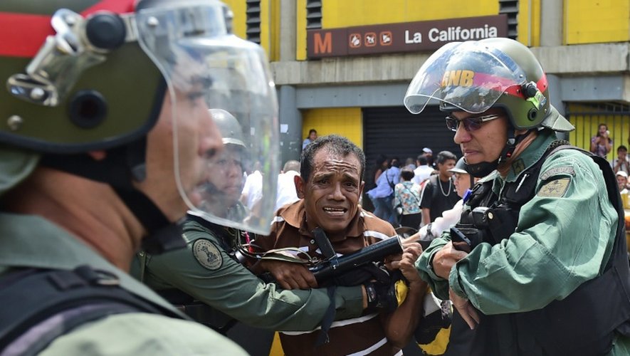 Des policiers vénézuéliens repoussent des manifestants contre les pénuries à Caracas le 8 juin 2016