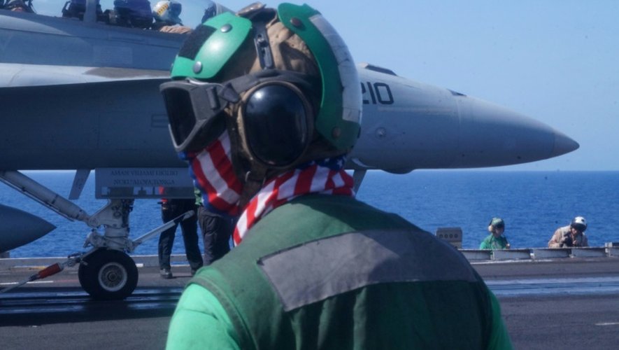 Un jet s'apprête à prendre son envol sur le pont du porte-avions Truman pour conduire une mission militaire au-dessus de la Syrie, le 7 juin 2016