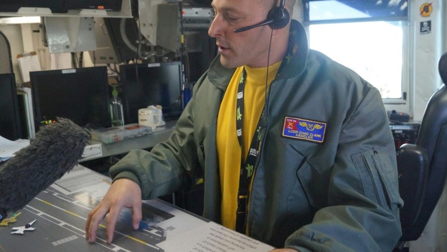 Le contrôleur aérien Chad Clark surveille une mission militaire à bord du porte-avions Truman, le 7 juin 2016