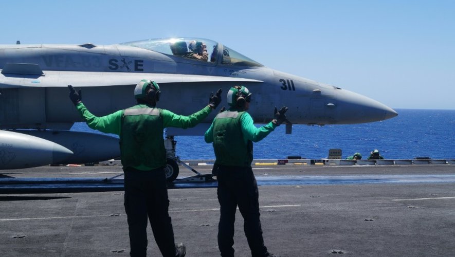 Un jet s'apprête à prendre son envol sur le pont du porte-avions Truman pour conduire une mission militaire au-dessus de la Syrie, le 7 juin 2016