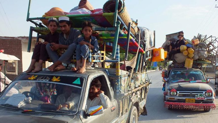 Des Pakistanais fuient leurs habitations alors que débutent des opérations militaires de l'armée pakistanaise dirigées contre des talibans dans le nord du Waziristan, le 11 juin 2014