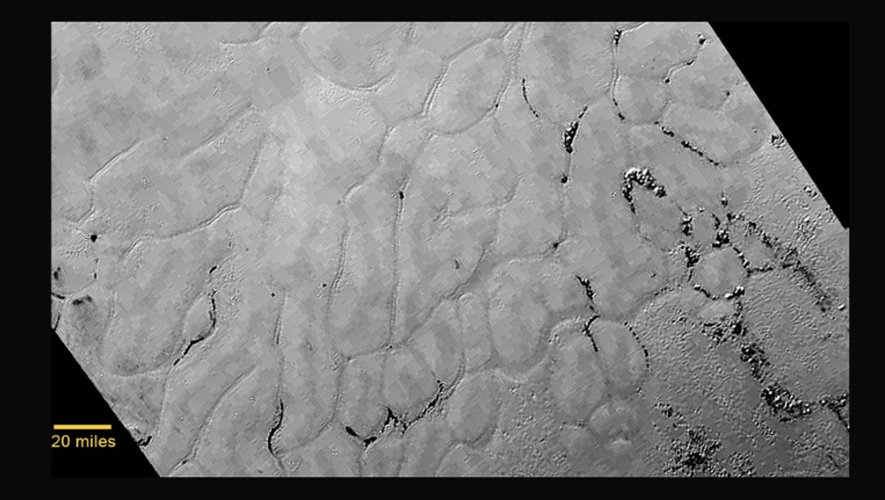 Photo fournie le 17 juillet par la NASA de Pluton montrant une vaste plaine dépourvue de cratères qui semble pas âgée de moins de 100 millions d'années et façonnée par des processus géologiques