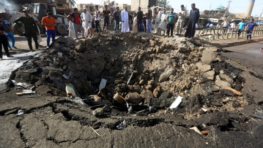 Photo prise le 18 juillet 2015 du cratère formé par l'explosion d'une voiture piégée revendiquée par l'EI dans la ville à majorité chiite de Khan Bani Saad au nord de Bagdad