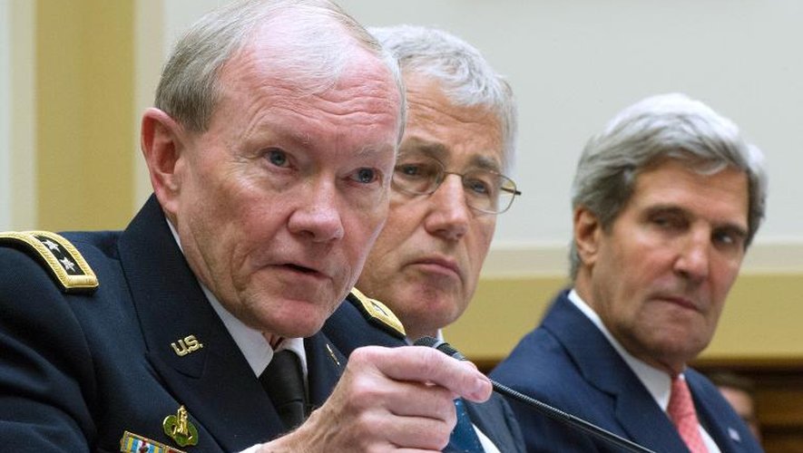 Le général Martin Dempsey (g), le secrétaire à la Défense Chuck Hagel (c) et le  secrétaire d'Etat John Kerry participent à une audition au Sénat américain pour défendre une intervention militaire en Syrie, le 4 septembre 201