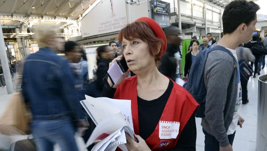 Une "gilet rouge" de la SNCF, gare du Nord à Paris, pour renseigner les candidats au baccalauréat