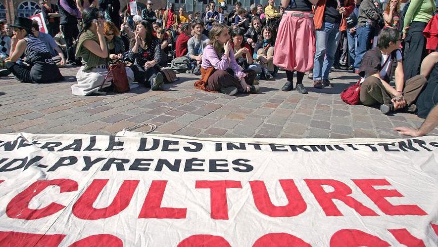 Près de 400 personnes manifestent, le 07 avril 2006, dans les rues de Toulouse pour protester contre la réforme de l'assurance chômage des intermittents du spectacle