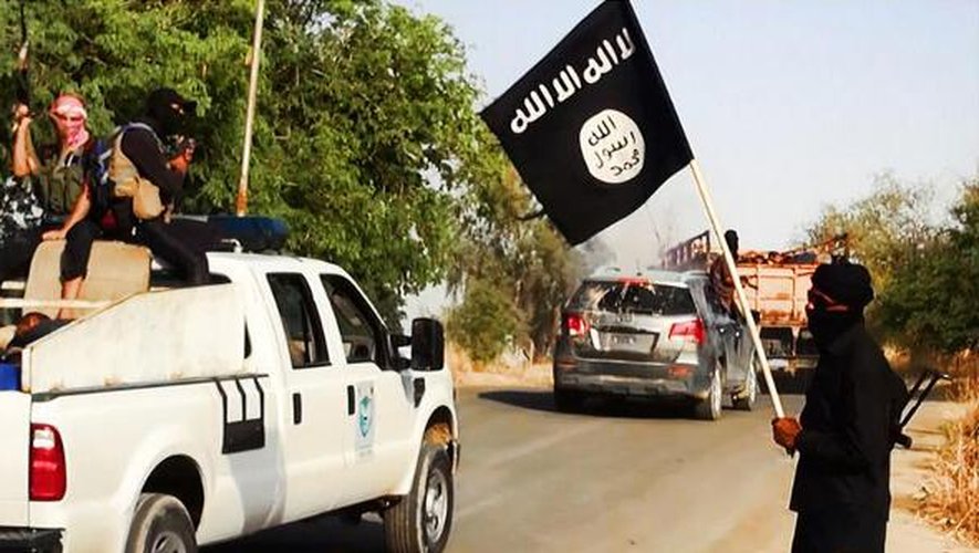 Photo téléchargée du site internet jihadiste Welayat Salahuddin, le 14 juin 2014 montrant des militants de l'EIIL transportant des dizaines d'Irakiens capturés lors de combats, dans la province de Salaheddine