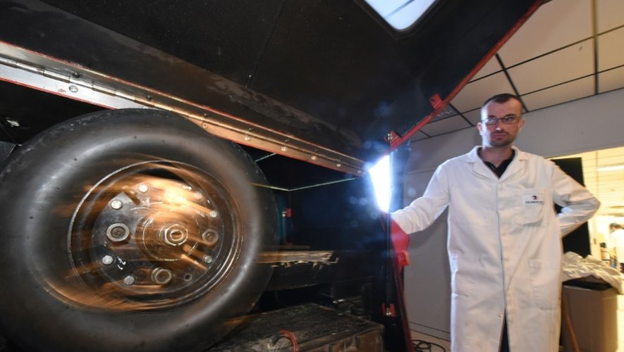 Une roue de voiture est testée sur le goudron nouvelle génération, à Mérignac le 6 juin 2016