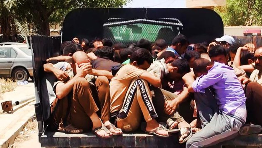 Photo téléchargée du site internet jihadiste Welayat Salahuddin, le 14 juin 2014, montrant des membres des forces de sécurité irakiennes enmenés par les militants de l'Etat islamique en Irak et au Levant (EIIL) vers un lieu indétermin