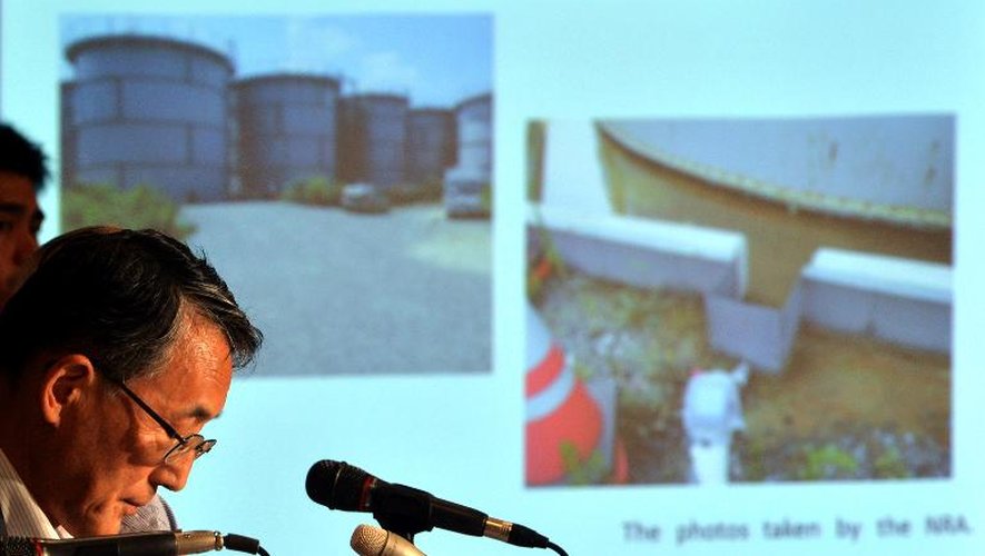Le président de l'autorité nucléaire japonaise Shunichi Tanaka présente le 2 septembre 2013 à Tokyo des photos de la centrale de Fukushima