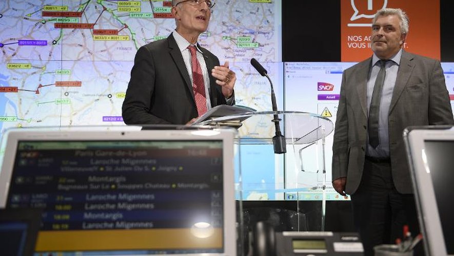 Le patron de la SNCF Guillaume Pepy et le Secrétaire d'Etat aux Transports, Frederic Cuvillier, le 13 juin 2014 à Saint-Denis