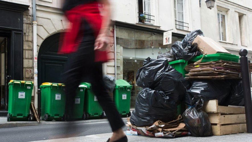 Des poubelles s'entassent dans une rue de Paris, le 8 juin 2016