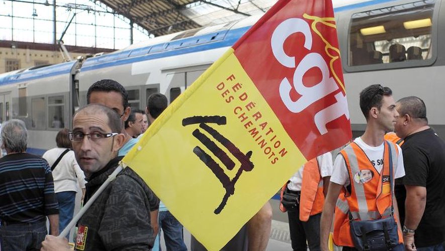 Des cheminots en grève le 16 juin 2014 gare Saint-Charles à Marseille