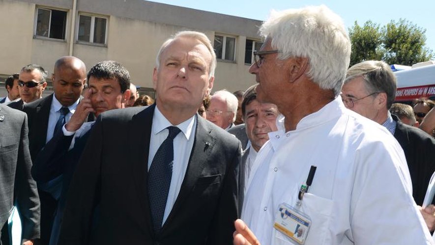 Le Premier ministre Jean-Marc Ayrault et le chef des urgences de l'hôpital de la Conception à Marseille, Marc Alazia, le 20 août 2013