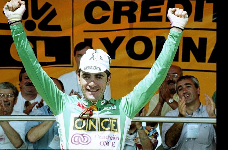 Le 14 juillet 1995, Laurent Jalabert, coureur de l’équipe Once et maillot vert du Tour, exulte après avoir franchi la ligne d’arrivée, seul en tête, au sommet de la Croix-Neuve, à Mende.