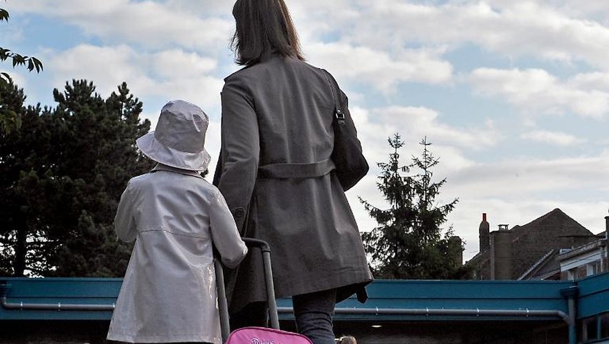 Une mère accompagne sa fille à l'école