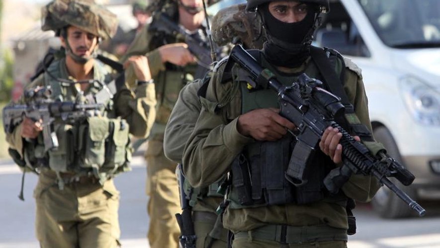 Des soldats de Tsahal patrouillent le 16 juin 2014 dans la ville d'Hebron en Cisjordanie après l'enlèvement de trois israéliens