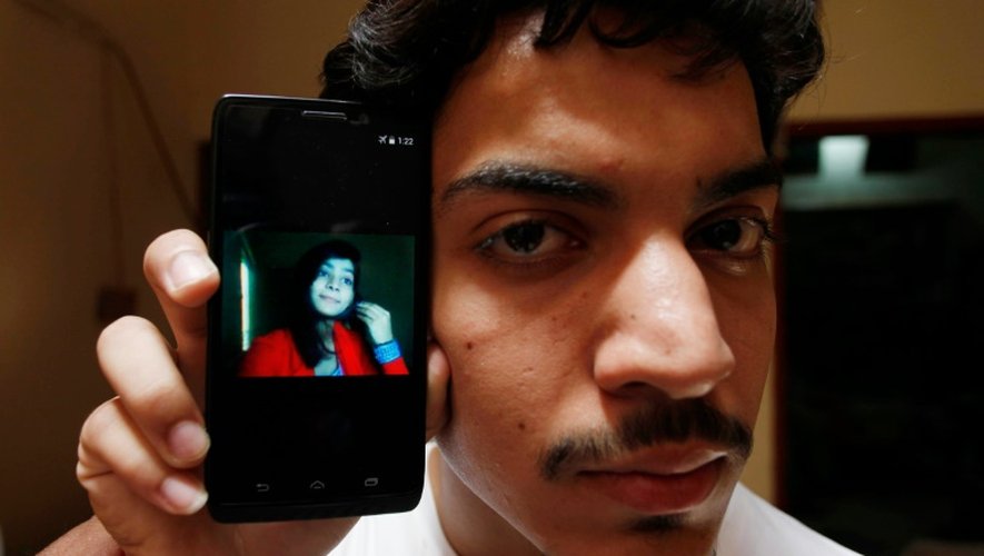 Hassan Khan montre une photo de son épouse, Zeenat Bibi tuée par sa mère, à Lahore, le 8 juin 2016