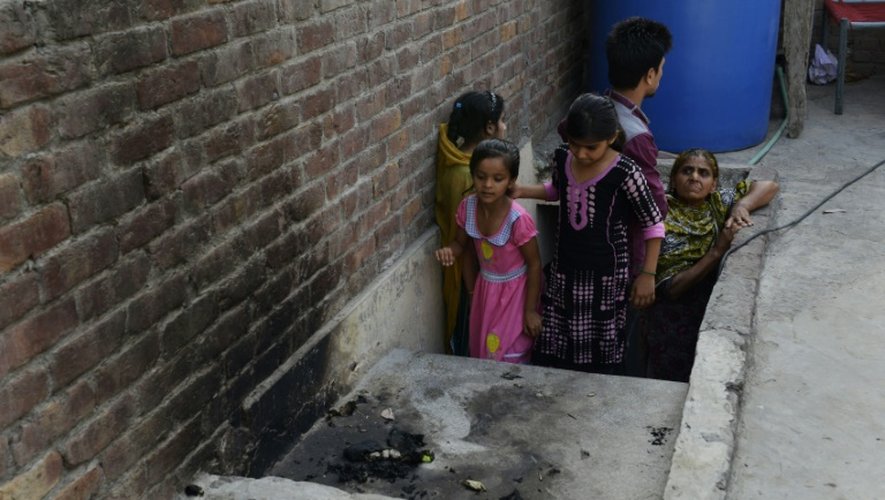 Des Pakistanaises à l'endroit où une jeune fille a été brûlée vive par sa mère, le 8 juin 2016 à Lahore