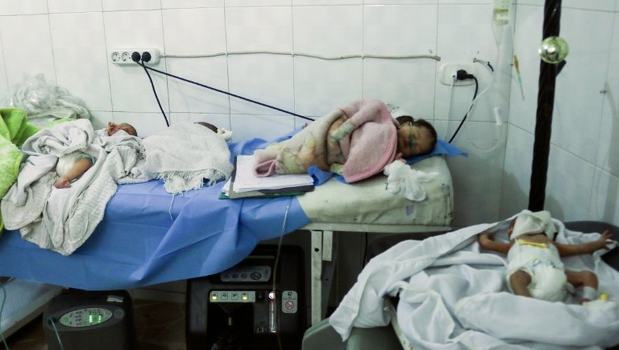 Des nouveaux-nés évacués d'un hôpital visé par un raid à Alep, en Syrie, le 8 juin 2016