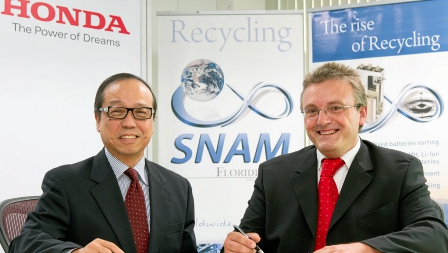 Le  directeur de la division clients de Honda Motor Europe Ltd, Koji Arai, et le président de Snam (Société Nouvelle d’Affinage des Métaux), Éric Nottez.