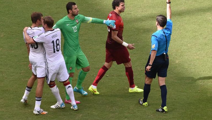 Le défenseur portugais Pepe est exclu lors du match contre l'Allemagne, le 16 juin 2014 à Salvador