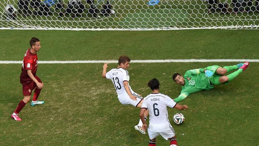 L'attaquant allemand Thomas Müller (c) inscrit son troisième but contre le Portugal, le 16 juin 2014 à Salvador