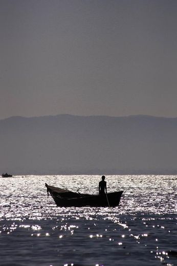 Un homme sur son bateau pêche sur le lac Malawi, près de Mangochi à l'est du pays, le 18 mai 2014