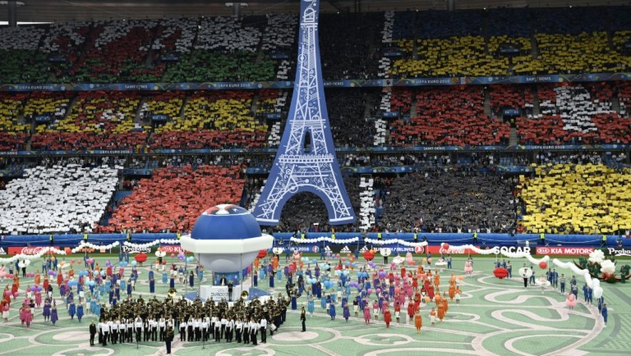 La cérémonie d'ouverture de l'Euro animée par les cholégraphes du DJ David Guetta sur la pelouse du Stade de France, le 10 juin 2016