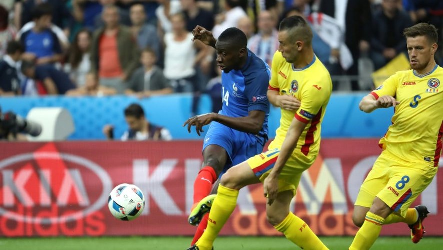 Le milieu des Bleus Blaise Matuidi à la lutte avec Dragos Grigore de la Roumanie en ouverture de l'Euro, le 10 juin 2016 au Stade de France