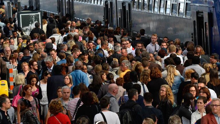 Voyageurs en attente le 16 juin 2014 gare de Lyon à Paris en raison de la grève de cheminots