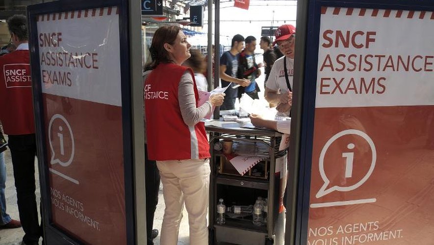 Des "gilets rouges" de la SNCF pour renseigner les candidats au baccalauréat le 16 juin 2014 gare Saint-Charles à Paris