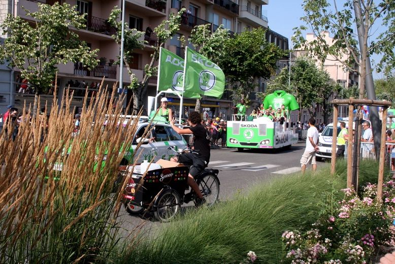 La caravane sur le départ, avenue Victor-Hugo.