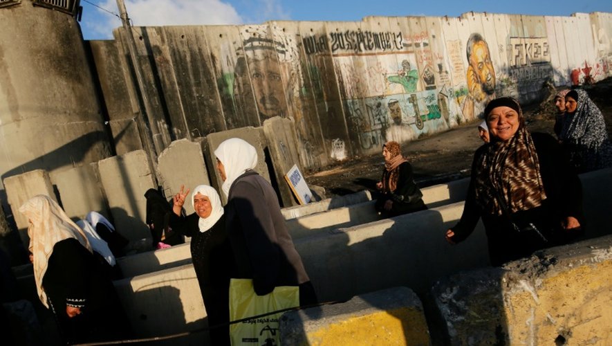 Des femmes palestiniennes au 
au point de passage entre Bethlehem et Jerusalem, le 10 juin 2016