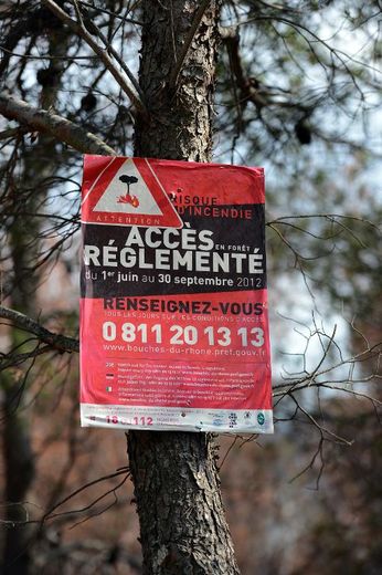 Affichette de prévention placardée le 28 août 2012 à un arbre près d'Orgon