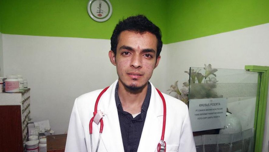 Le docteur Gamal Albinsaid, fondateur des cliniques Bumi Ayu, est photographié le 26 avril 2014 dans celle de Malang, dans l'île de Java