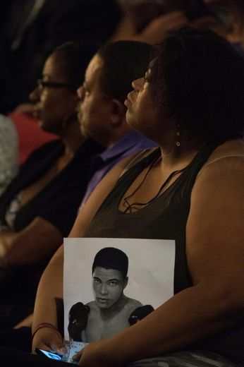 Une femme porte un portrait de Mohamed Ali, le 10 juin 2016 à Louisville, Etats-Unis