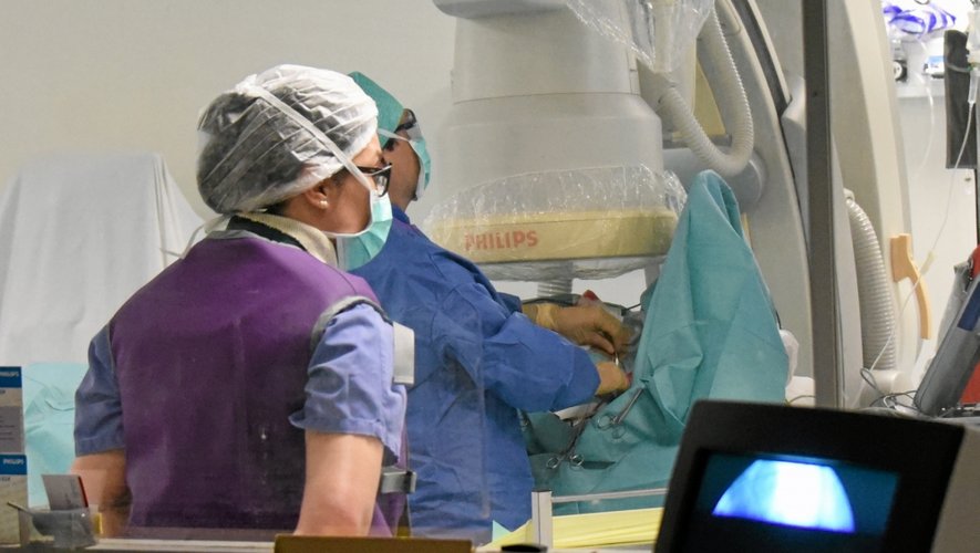 Une opération du cœur en bloc opératoire (ici au CHU d’Amiens). Le geste chirurgical n’a cessé d’évoluer en 30 ans.